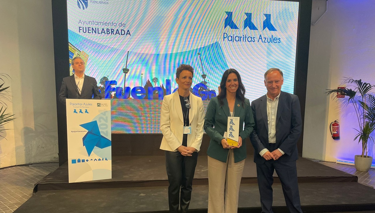 Entrega Pajaritas Azules concejala Lara Paul